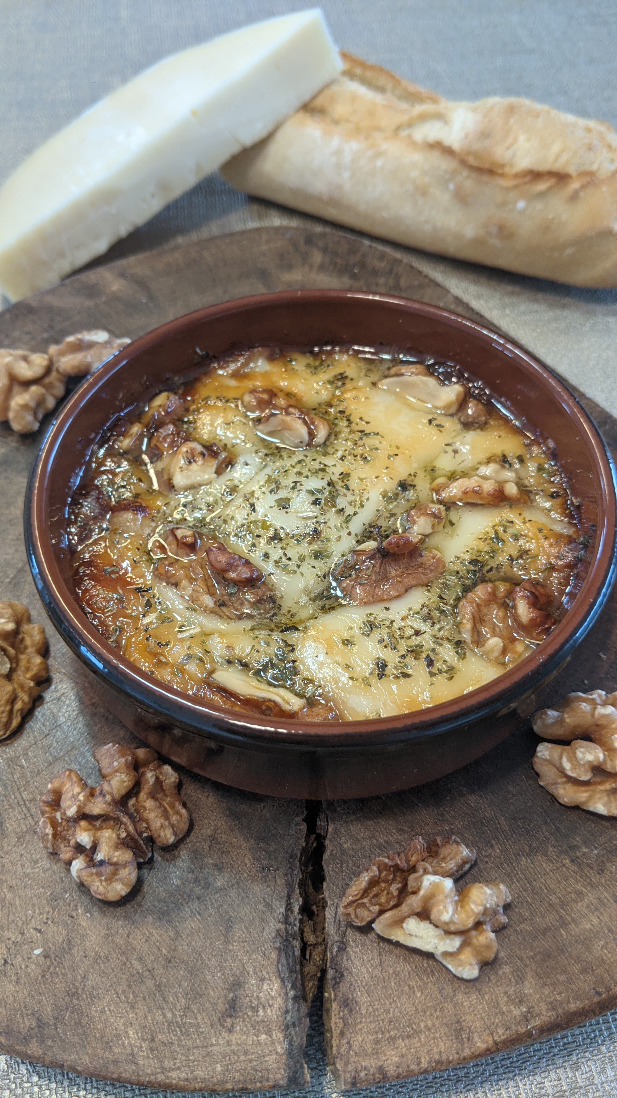 Provolone rôti au miel et aux noix